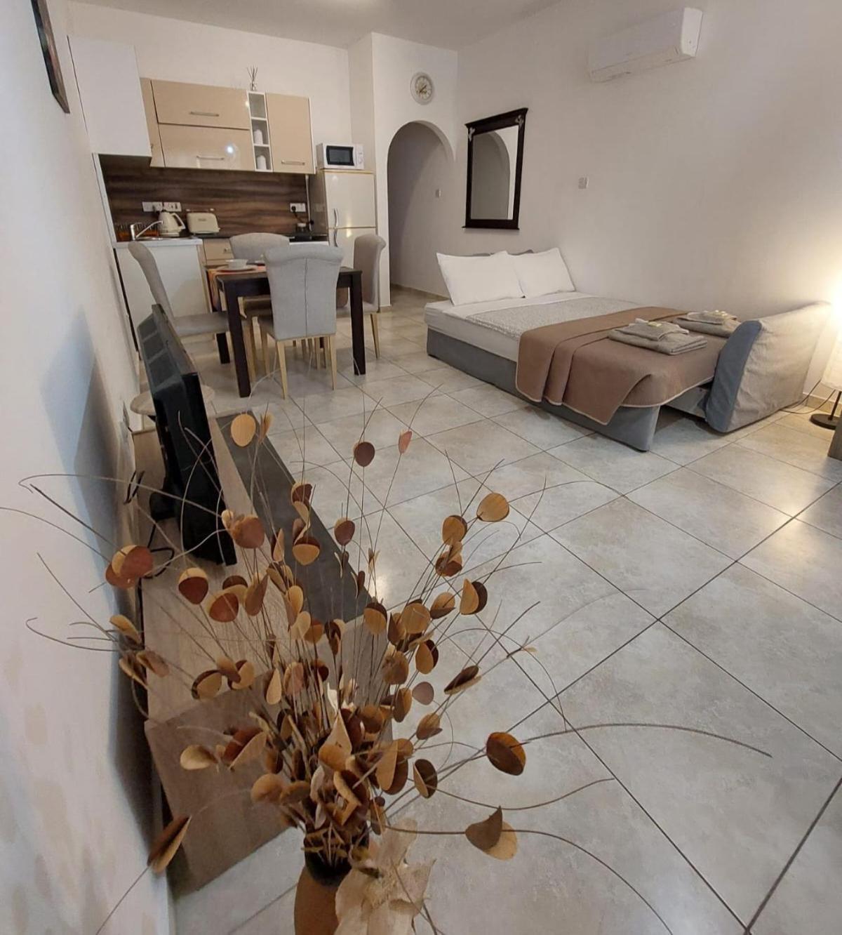 Joanne'S Cosy 1 Bdrm Apt Paphos Bagian luar foto