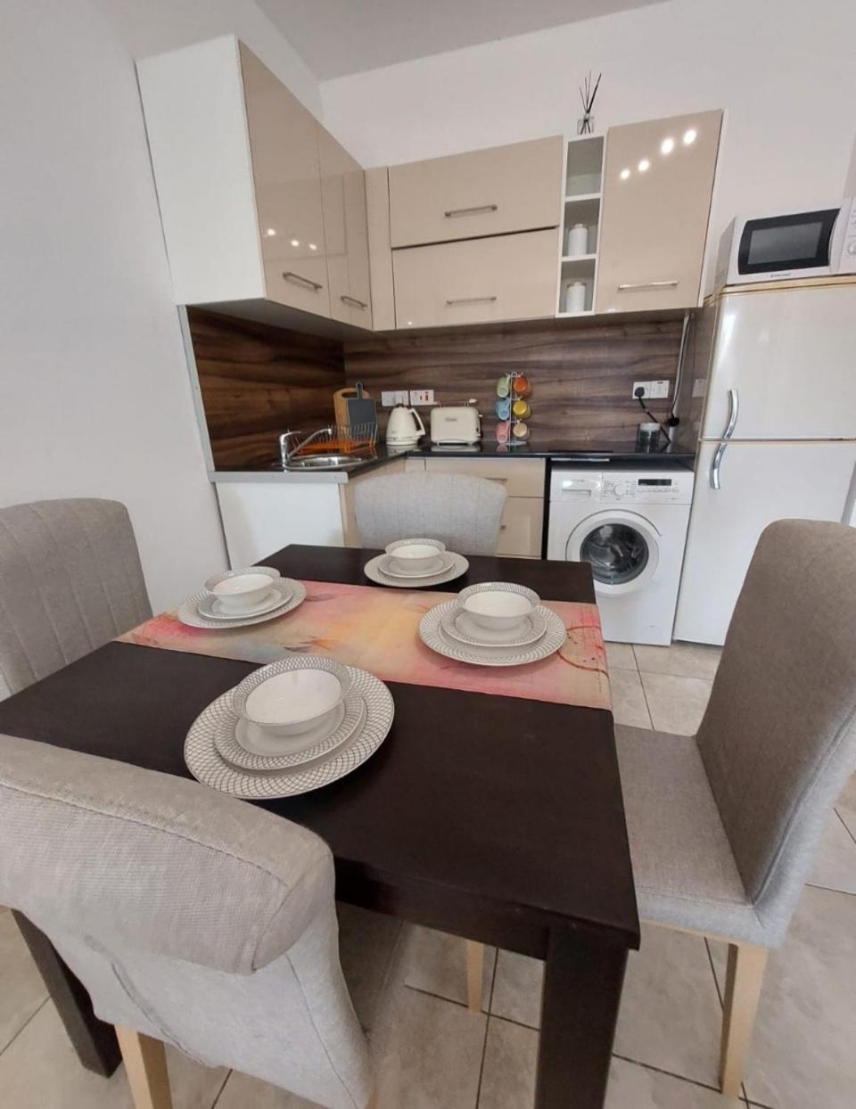 Joanne'S Cosy 1 Bdrm Apt Paphos Bagian luar foto