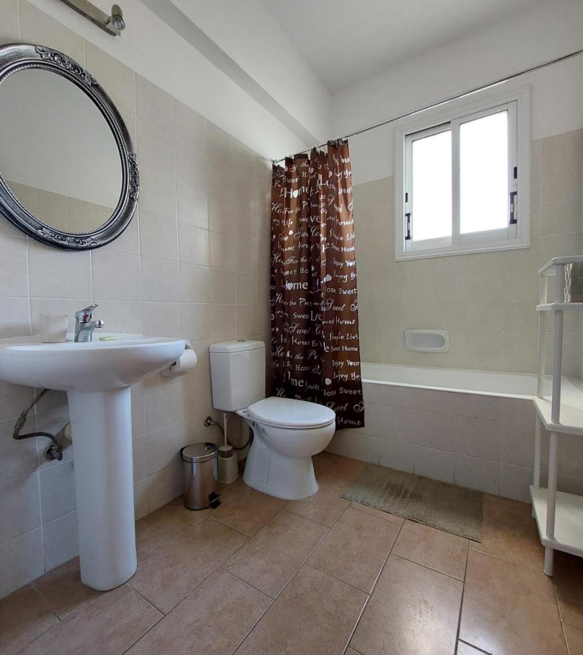 Joanne'S Cosy 1 Bdrm Apt Paphos Bagian luar foto
